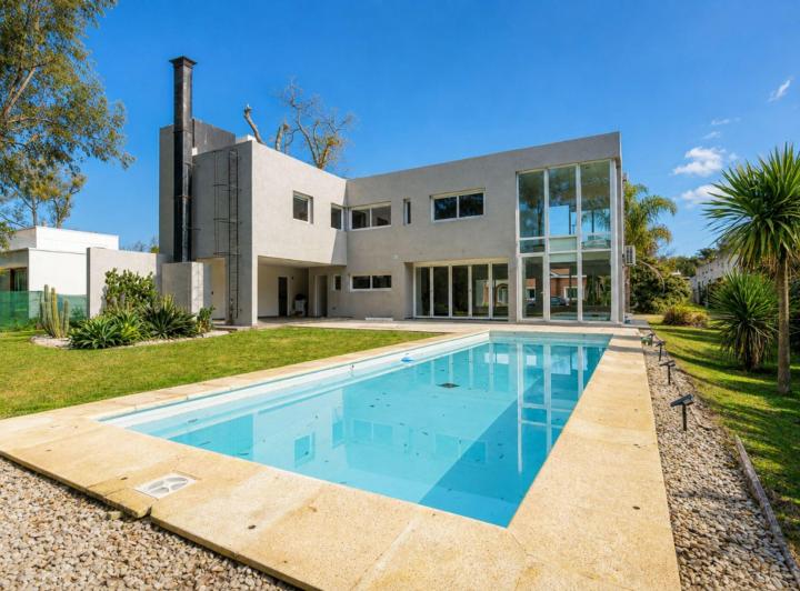 Casa · 245m² · 7 Ambientes · 2 Cocheras