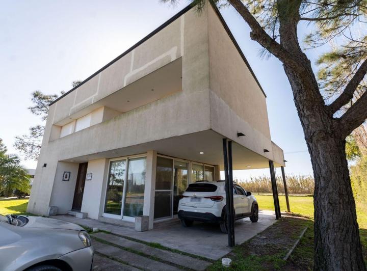 Casa · 168m² · 8 Ambientes · 2 Cocheras