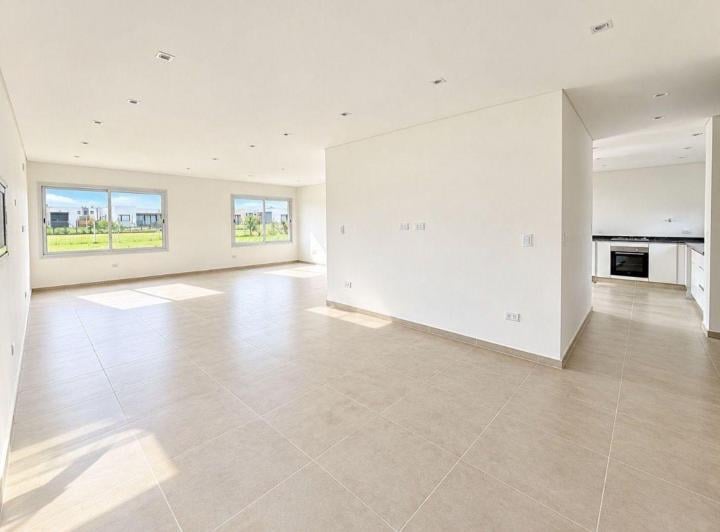 Casa · 180m² · 4 Ambientes · 2 Cocheras