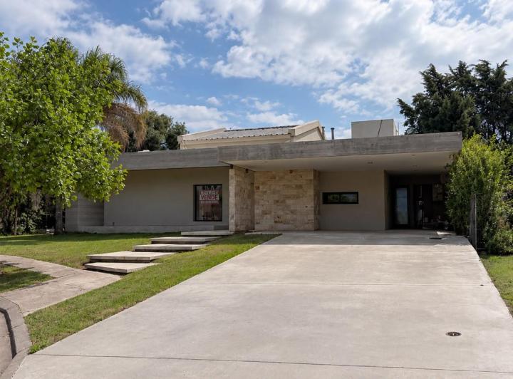 Casa · 320m² · 4 Dormitorios · 3 Cocheras