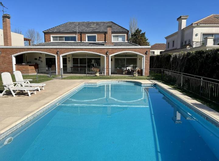 Casa · 360m² · 8 Ambientes · 1 Cochera