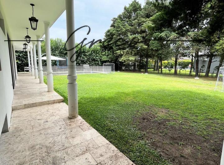 Casa · 490m² · 5 Ambientes · 4 Cocheras