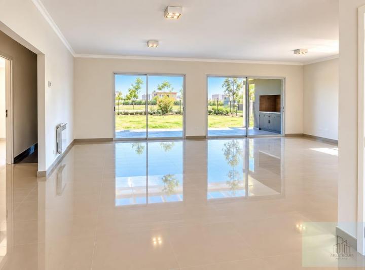 Casa · 209m² · 4 Ambientes · 2 Cocheras