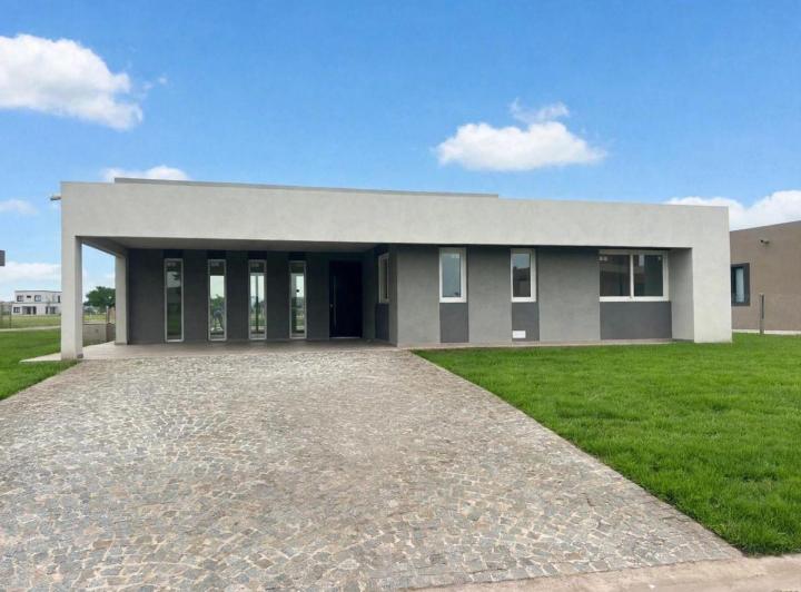 Casa · 202m² · 4 Ambientes · 2 Cocheras