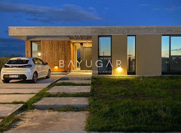 Casa · 185m² · 5 Ambientes · 4 Cocheras