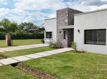 Casa · 170m² · 4 Ambientes · 2 Cocheras · Alquiler Casa en Solar de Alvarez