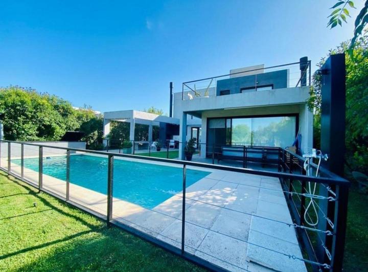 Casa · 220m² · 4 Ambientes · 4 Cocheras