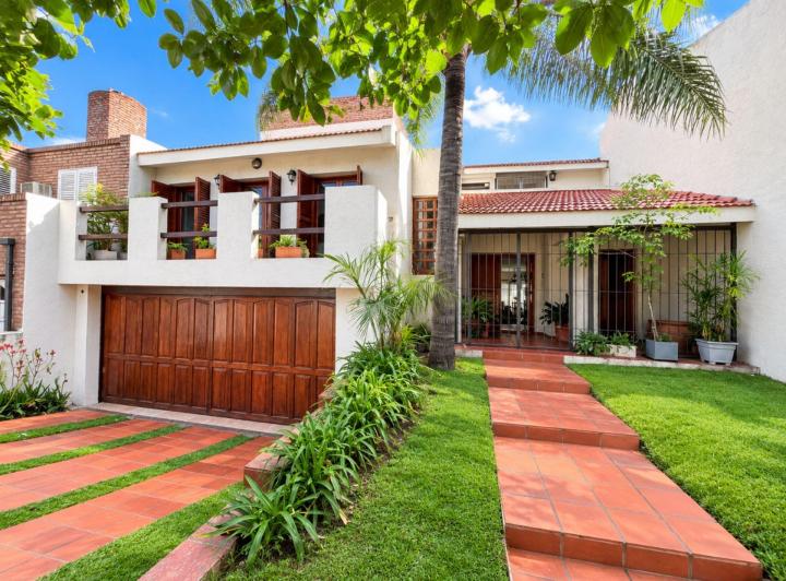 Casa · 180m² · 10 Ambientes · 3 Cocheras
