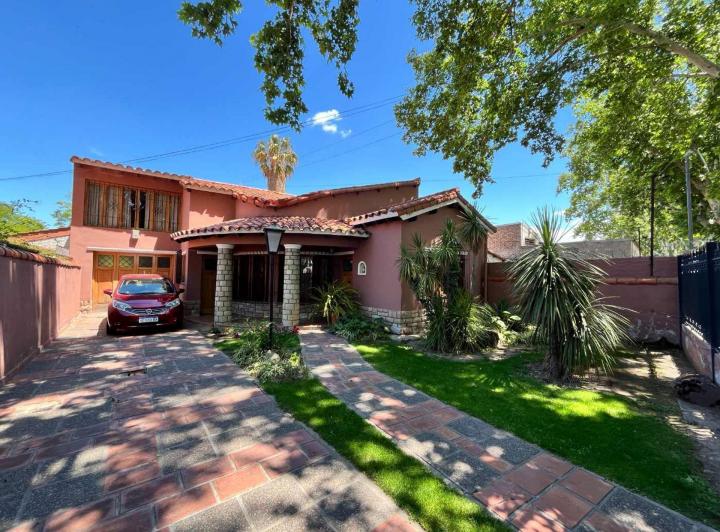 Casa · 315m² · 5 Ambientes · 1 Cochera
