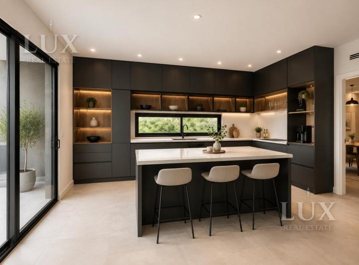 Casa · 327m² · 6 Ambientes · 4 Cocheras