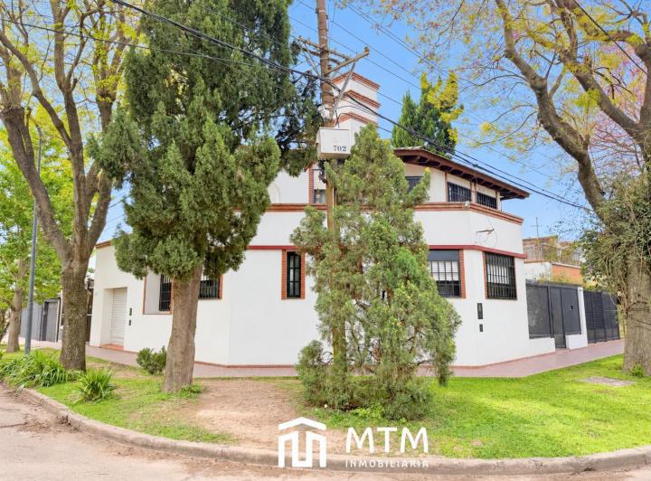 Casa · 220m² · 3 Dormitorios · 4 Cocheras