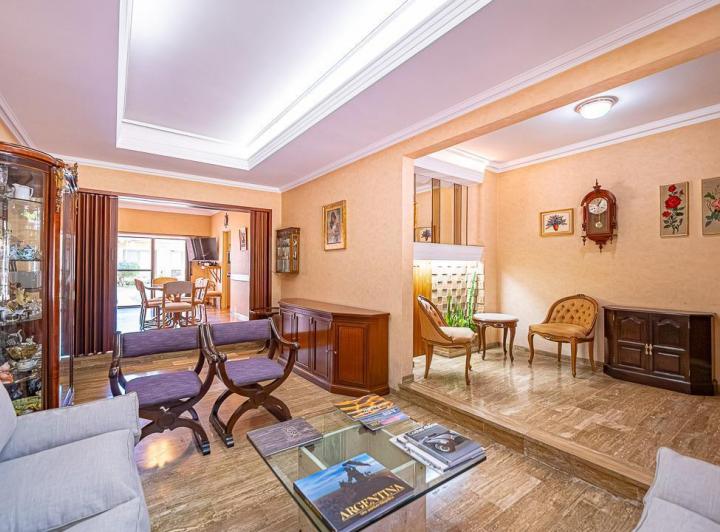 Casa · 394m² · 6 Ambientes · 1 Cochera