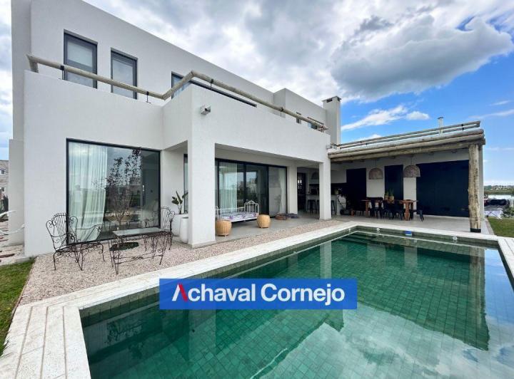 Casa · 290m² · 6 Ambientes · 4 Cocheras