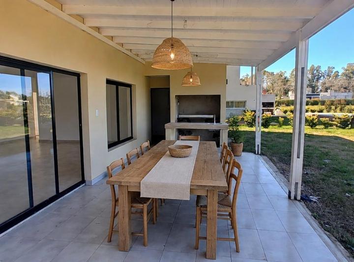 Casa · 170m² · 4 Ambientes · 1 Cochera