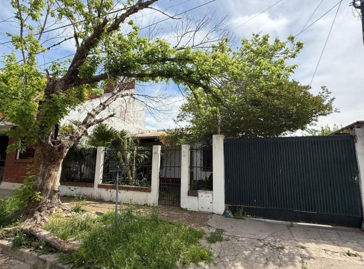 Casa · 140m² · 8 Ambientes · 8 Cocheras