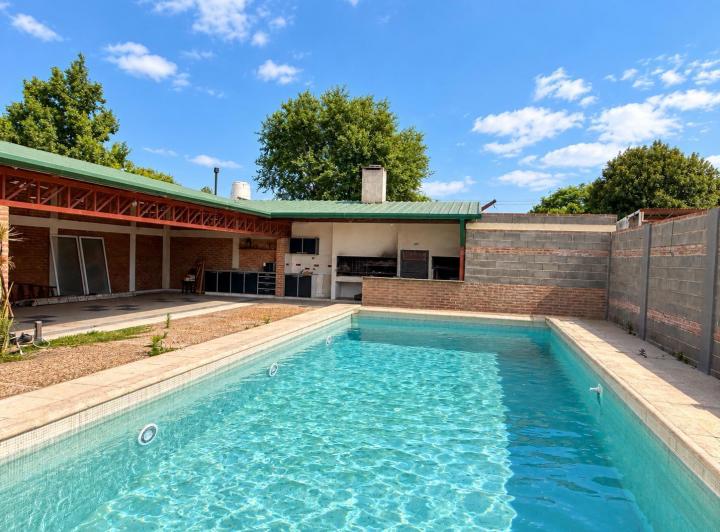 Casa · 220m² · 2 Dormitorios · 4 Cocheras