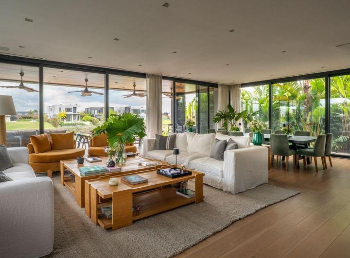 Casa · 353m² · 4 Dormitorios · 2 Cocheras