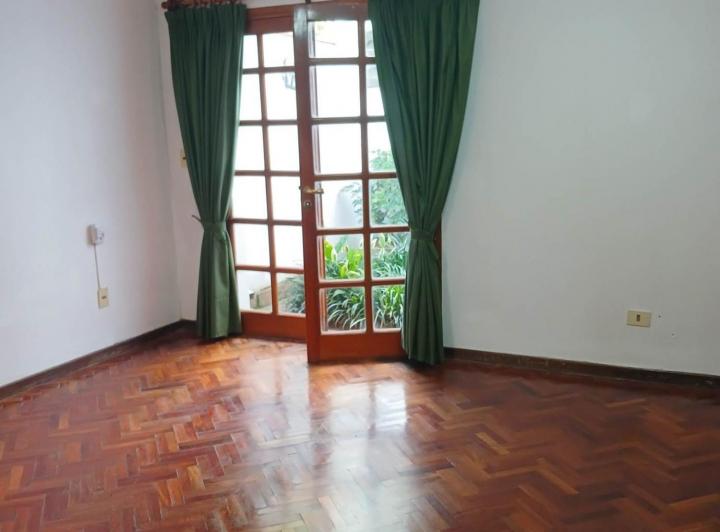 Casa · 215m² · 7 Ambientes · 1 Cochera