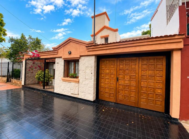 Casa · 210m² · 8 Ambientes · 1 Cochera