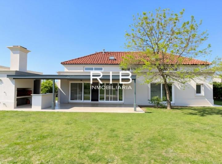 Casa · 240m² · 4 Ambientes · 2 Cocheras