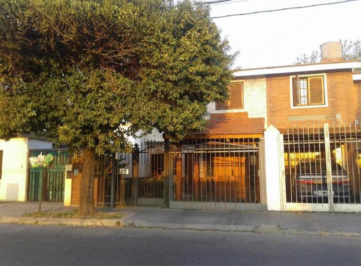Casa · 140m² · 4 Ambientes · 2 Cocheras