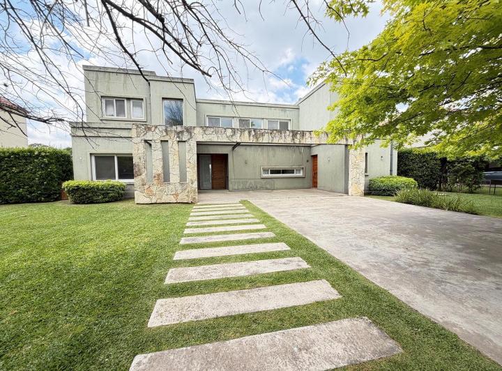 Casa · 360m² · 5 Ambientes · 2 Cocheras