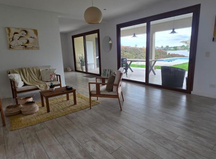Casa · 1092m² · 5 Ambientes · 2 Cocheras