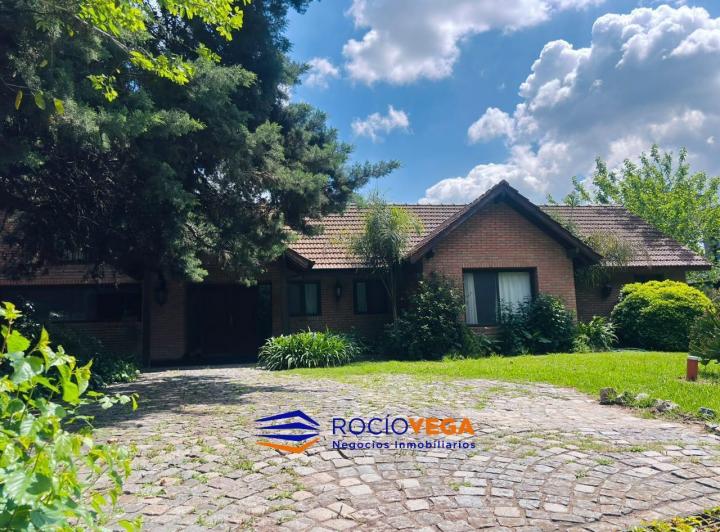 Casa · 254m² · 6 Ambientes · 3 Cocheras