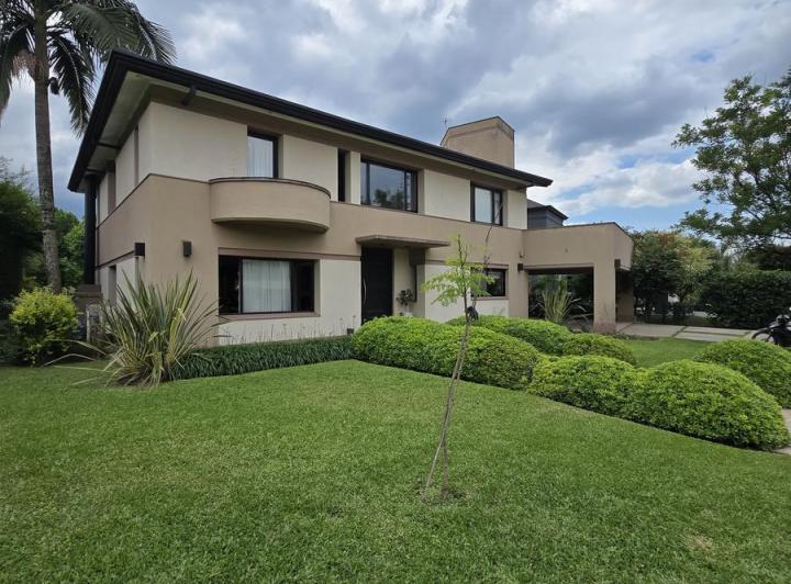 Casa · 1200m² · 2 Dormitorios · 2 Cocheras