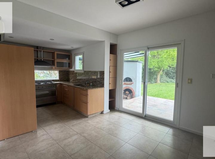Casa · 230m² · 5 Ambientes · 4 Cocheras