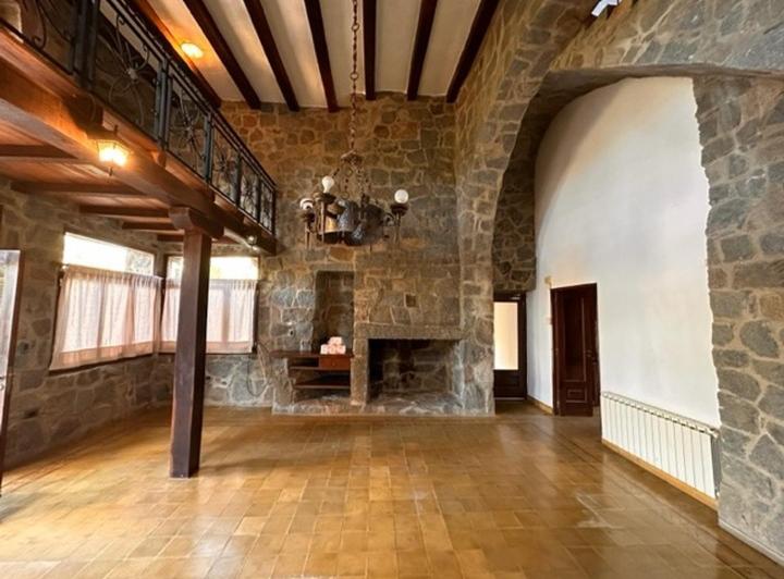 Casa · 300m² · 4 Ambientes · 4 Cocheras