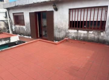 Casa · 121m² · 4 Ambientes · Casa de Pasillo, 3 Dorm., 2 Baños y Patio.