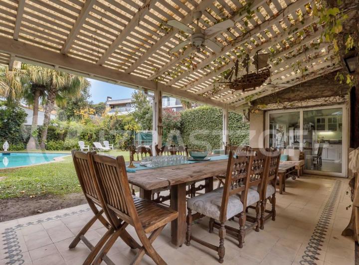 Casa · 300m² · 5 Ambientes · 2 Cocheras