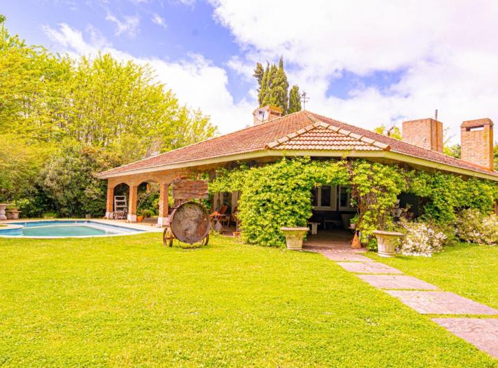 Casa · 300m² · 5 Ambientes · 2 Cocheras