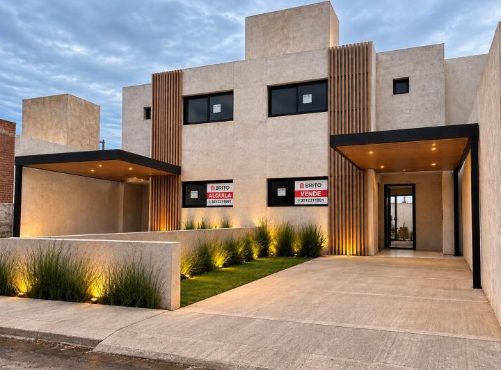 Casa · 130m² · 5 Ambientes · 2 Cocheras