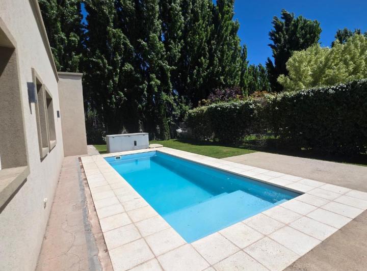 Casa · 245m² · 8 Ambientes · 4 Cocheras