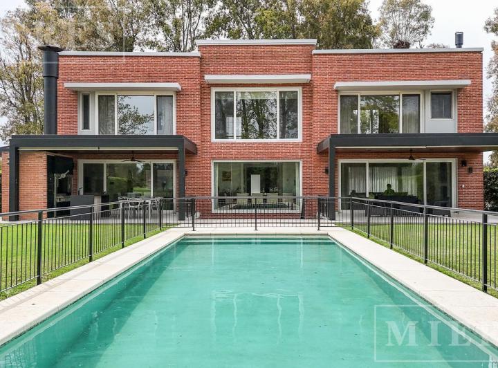 Casa · 380m² · 10 Ambientes
