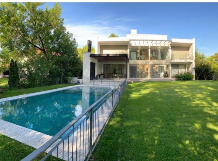 Casa · 380m² · 9 Ambientes · 2 Cocheras