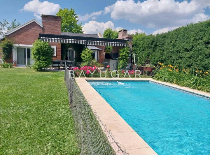 Casa · 102m² · 4 Ambientes · 4 Cocheras