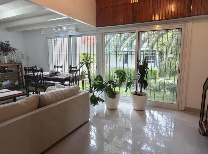 Casa · 100m² · 4 Ambientes · 2 Cocheras
