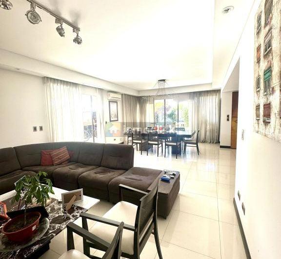 Casa · 260m² · 3 Dormitorios · 2 Cocheras