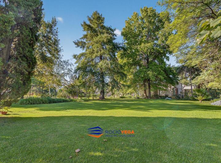 Terreno · 1600m² · 7 Ambientes · 2 Cocheras