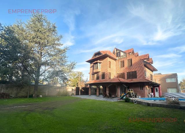 Casa · 87m² · 10 Ambientes · 2 Cocheras