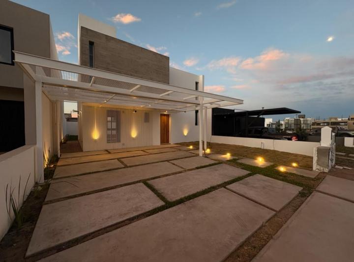 Casa · 130m² · 4 Ambientes · 2 Cocheras