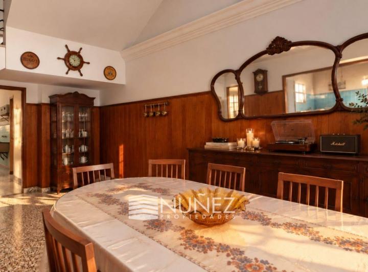 Casa · 210m² · 4 Ambientes · 3 Cocheras