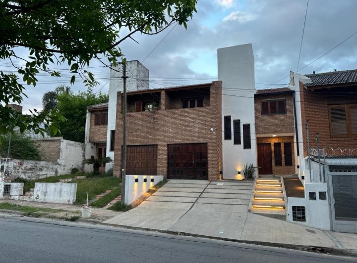 Casa · 100m² · 5 Ambientes · 1 Cochera