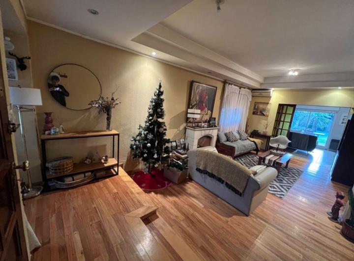 Casa · 160m² · 6 Ambientes · 1 Cochera