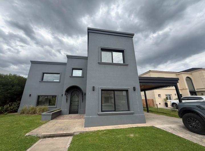 Casa · 200m² · 5 Ambientes · 2 Cocheras