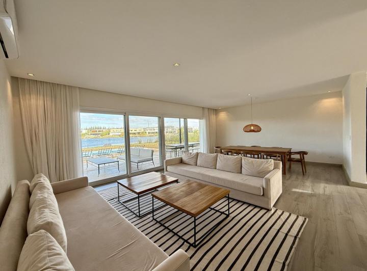 Casa · 453m² · 8 Ambientes · 6 Cocheras