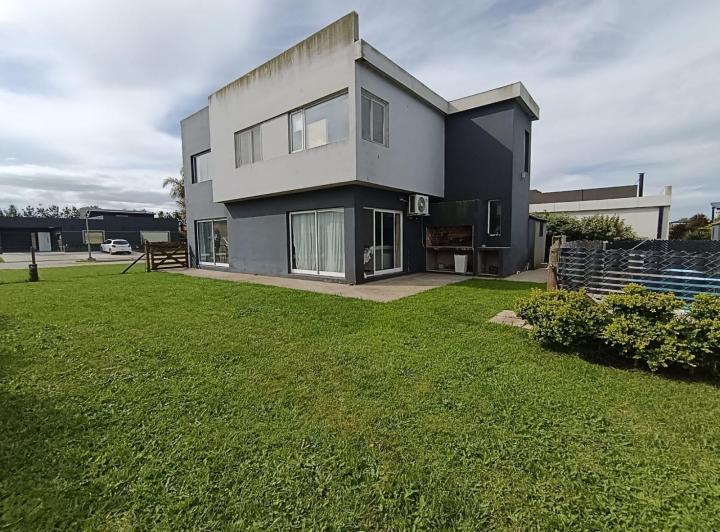 Casa · 166m² · 4 Ambientes · 2 Cocheras